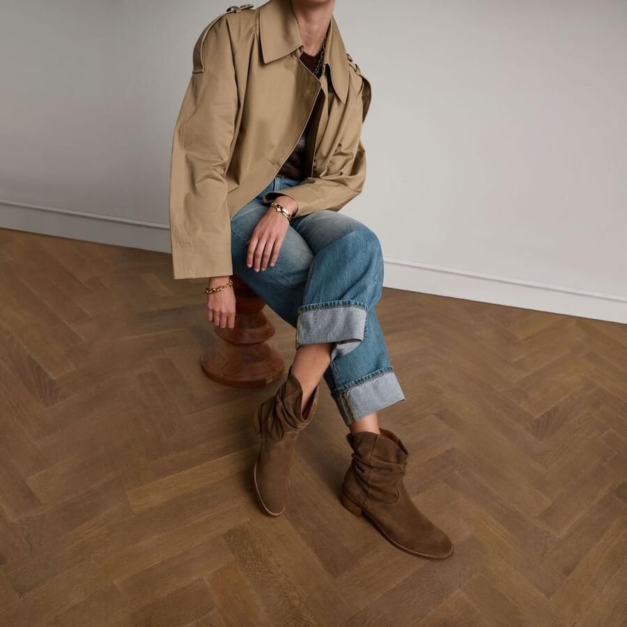 Manfield Dames Beige suède enkellaarsjes met hak