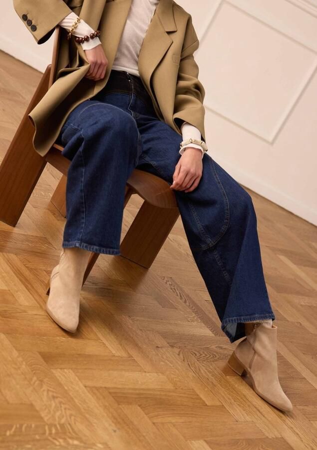 Manfield Dames Beige suède enkellaarsjes met hak