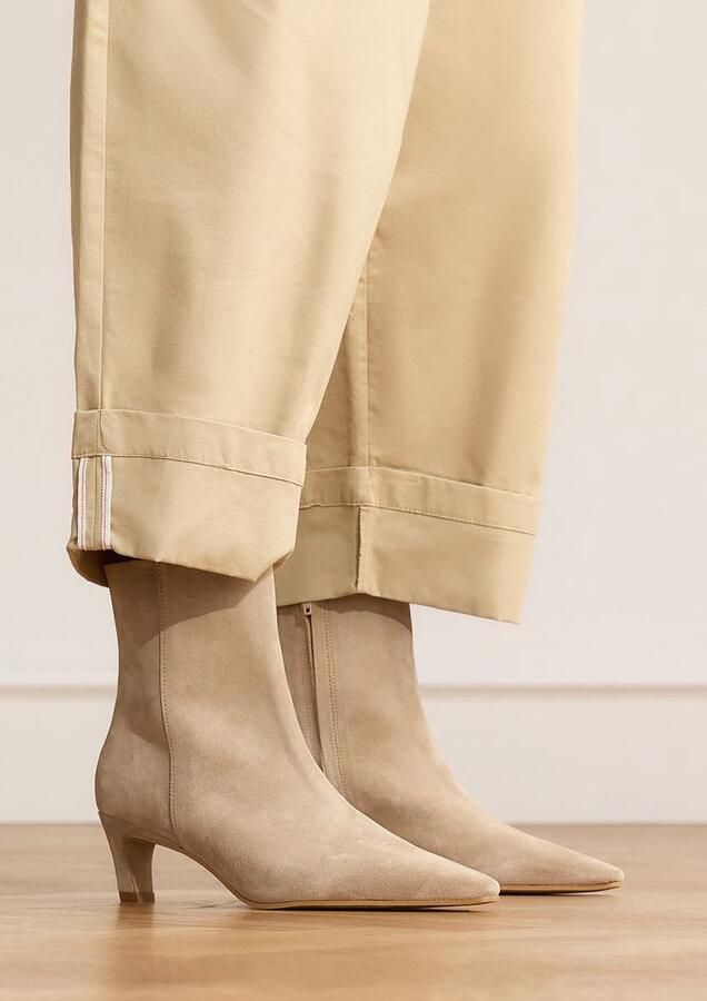 Manfield Dames Beige suède enkellaarsjes met hak