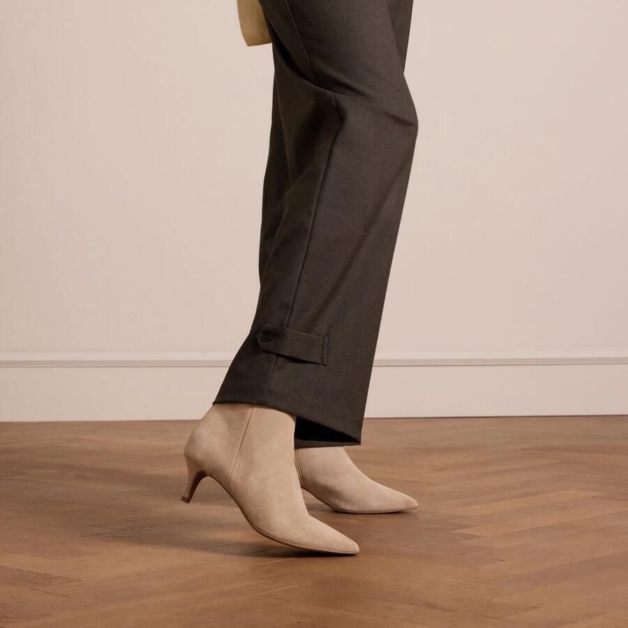 Manfield Dames Beige suède enkellaarsjes met hak - Foto 2