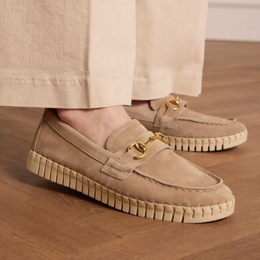 Manfield Dames Beige suède loafer met goudkleurig detail - Foto 4