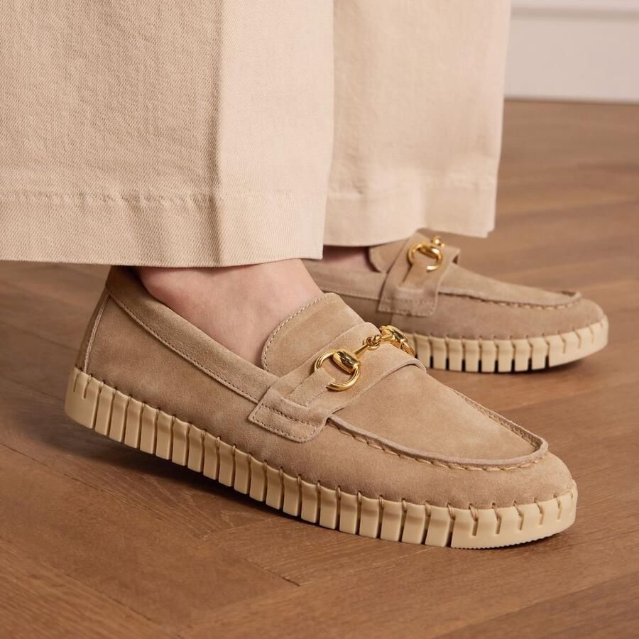 Manfield Dames Beige suède loafer met goudkleurig detail