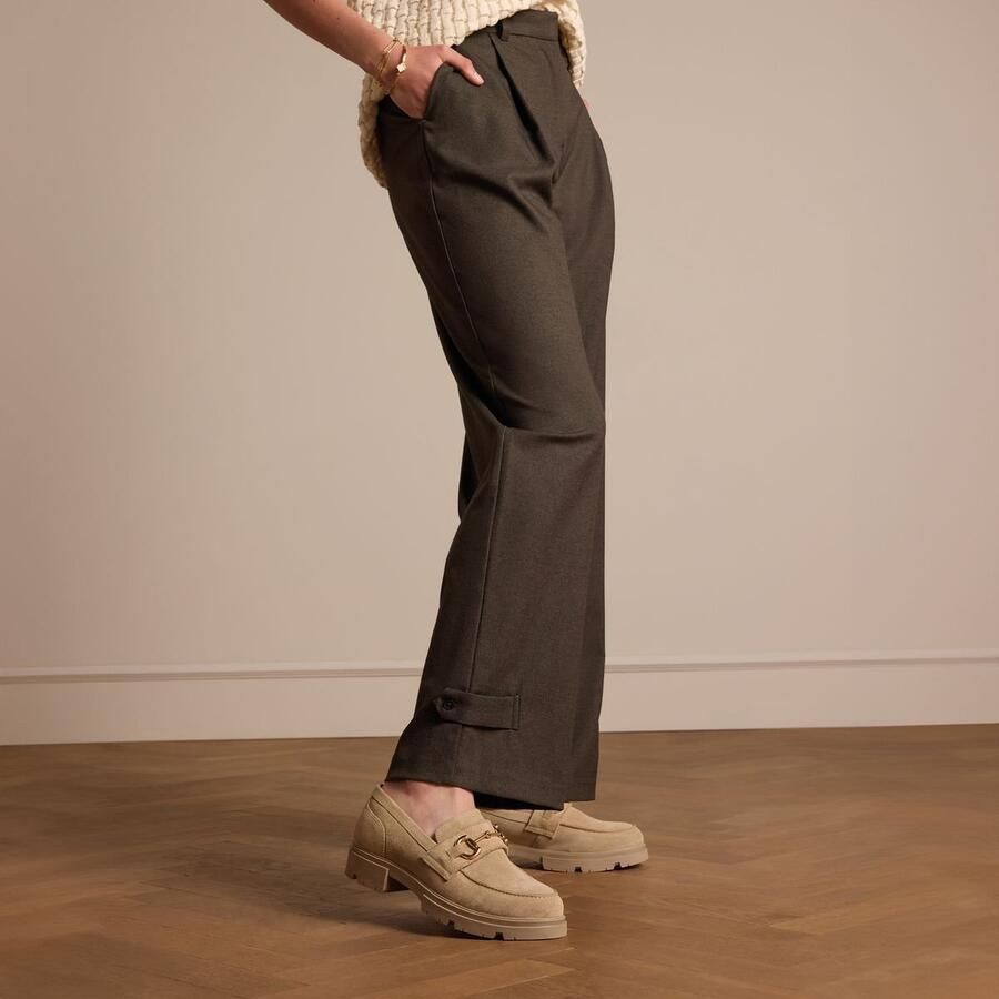 Manfield Dames Beige suède loafers met goudkleurige details - Foto 2