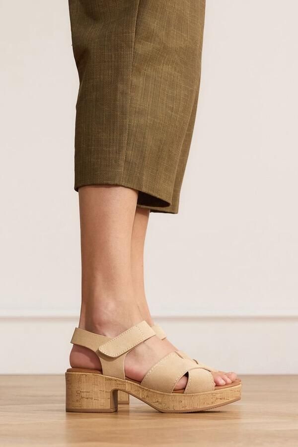 Manfield Dames Beige suède sandalen met blokhak