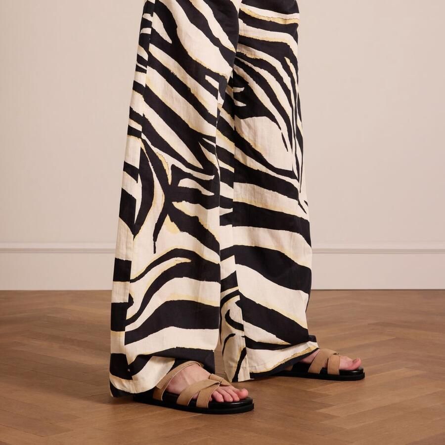 Manfield Dames Beige suède slippers met bandje