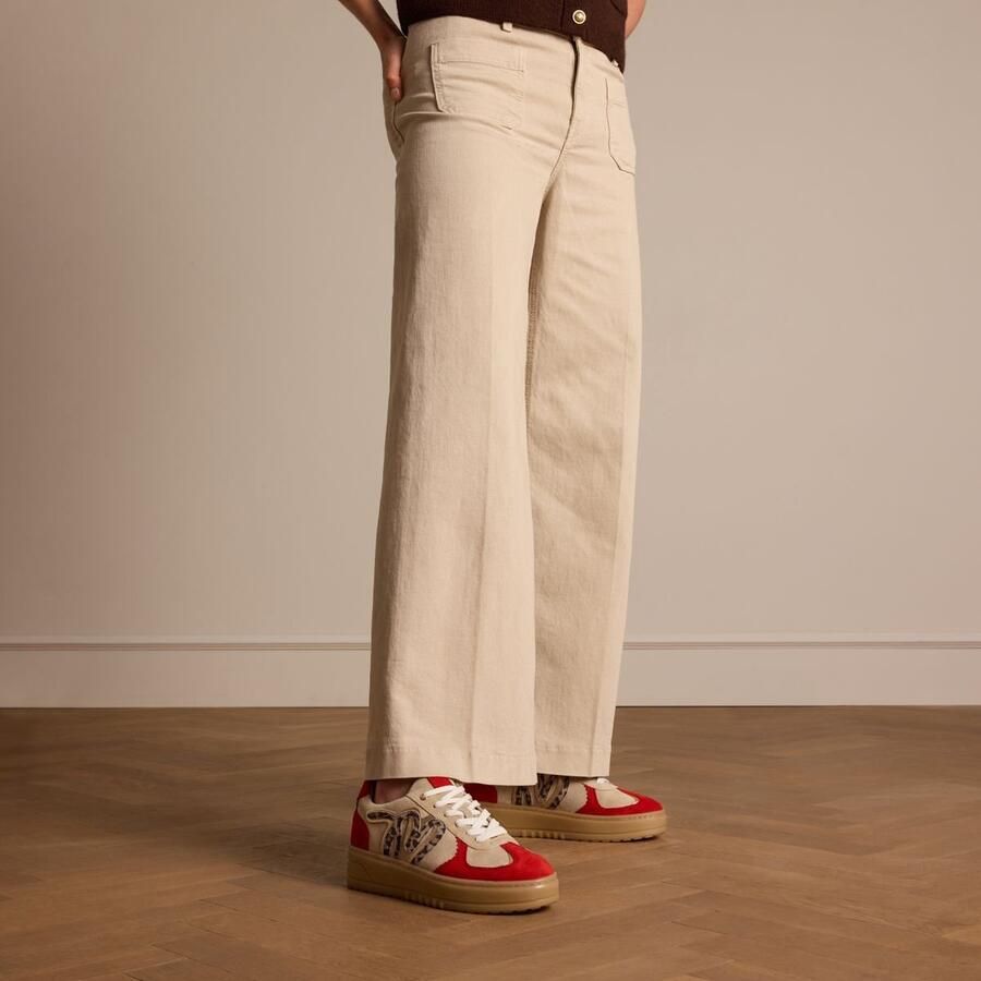 Manfield Dames Beige suède sneakers met rode details