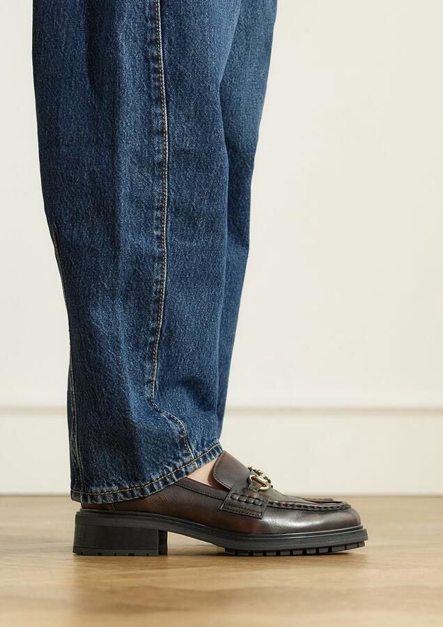Manfield Dames Bruine leren loafers met gouden chain