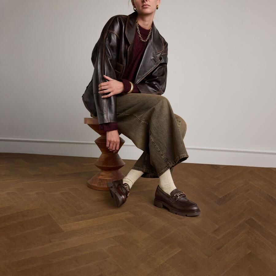 Manfield Dames Donkerbruine leren loafers met gouden chain - Foto 4