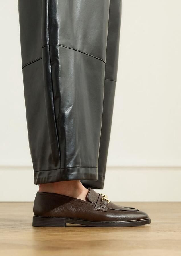 Manfield Dames Donkerbruine leren loafers met goudkleurig detail