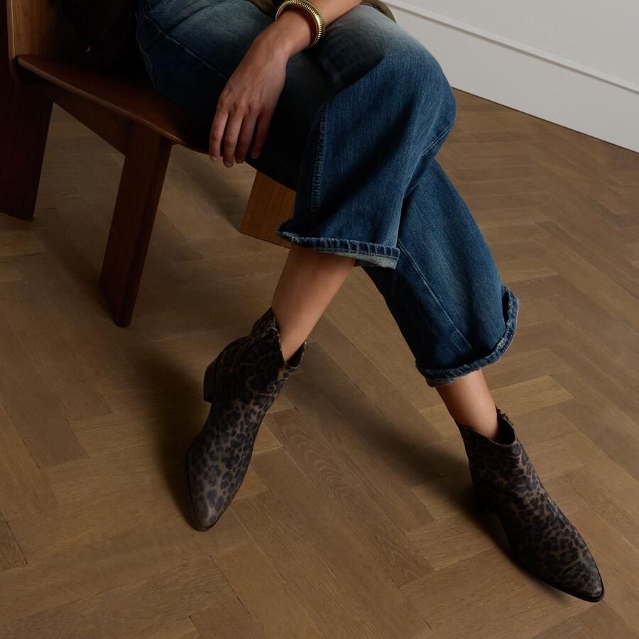 Manfield suède enkellaarzen met panterprint cognac zwart