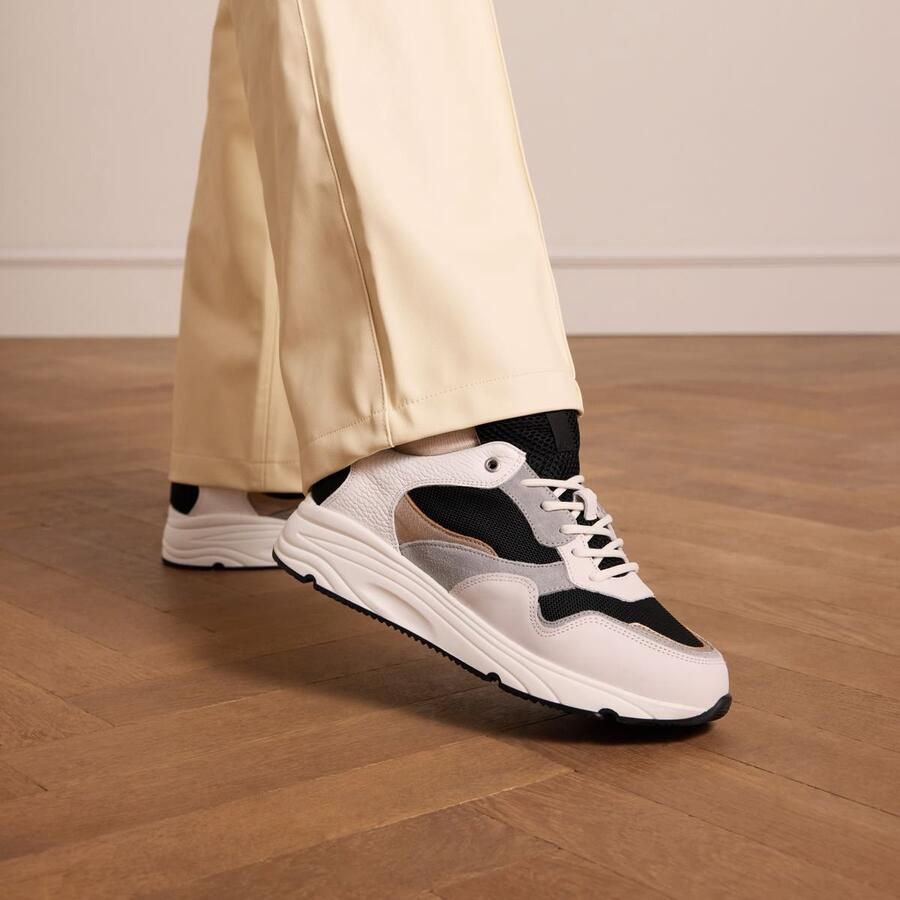 Manfield Dames Witte leren sneakers met zilveren details