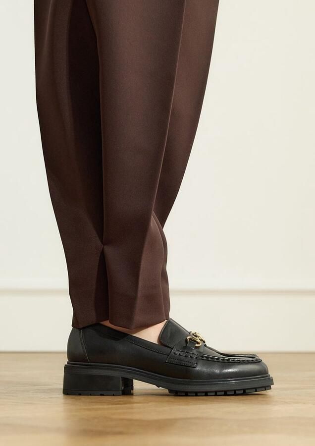 Manfield Dames Zwarte leren loafers met gouden chain