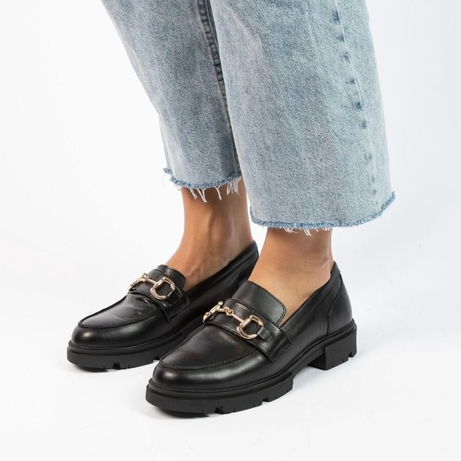 Manfield Dames Zwarte leren loafers met goudkleurig detail