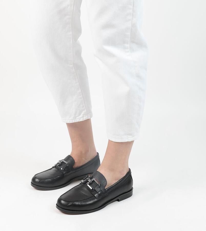 Manfield Dames Zwarte leren loafers met vierkanten chain