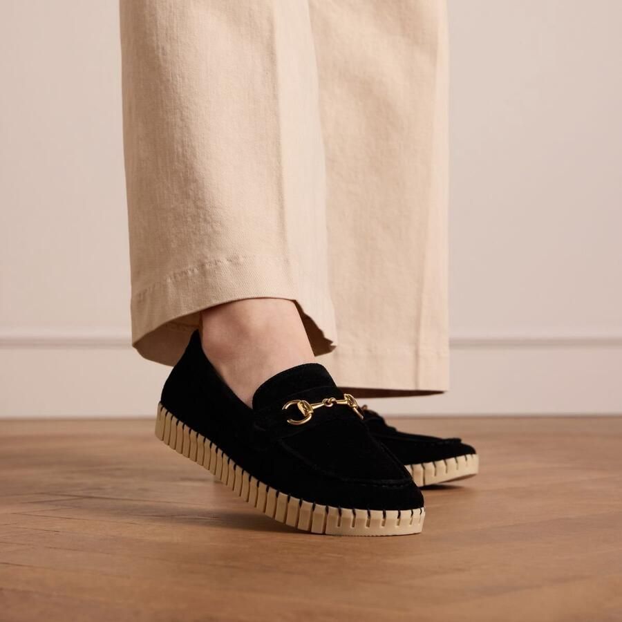Manfield Dames Zwarte suède loafer met goudkleurig detail - Foto 4