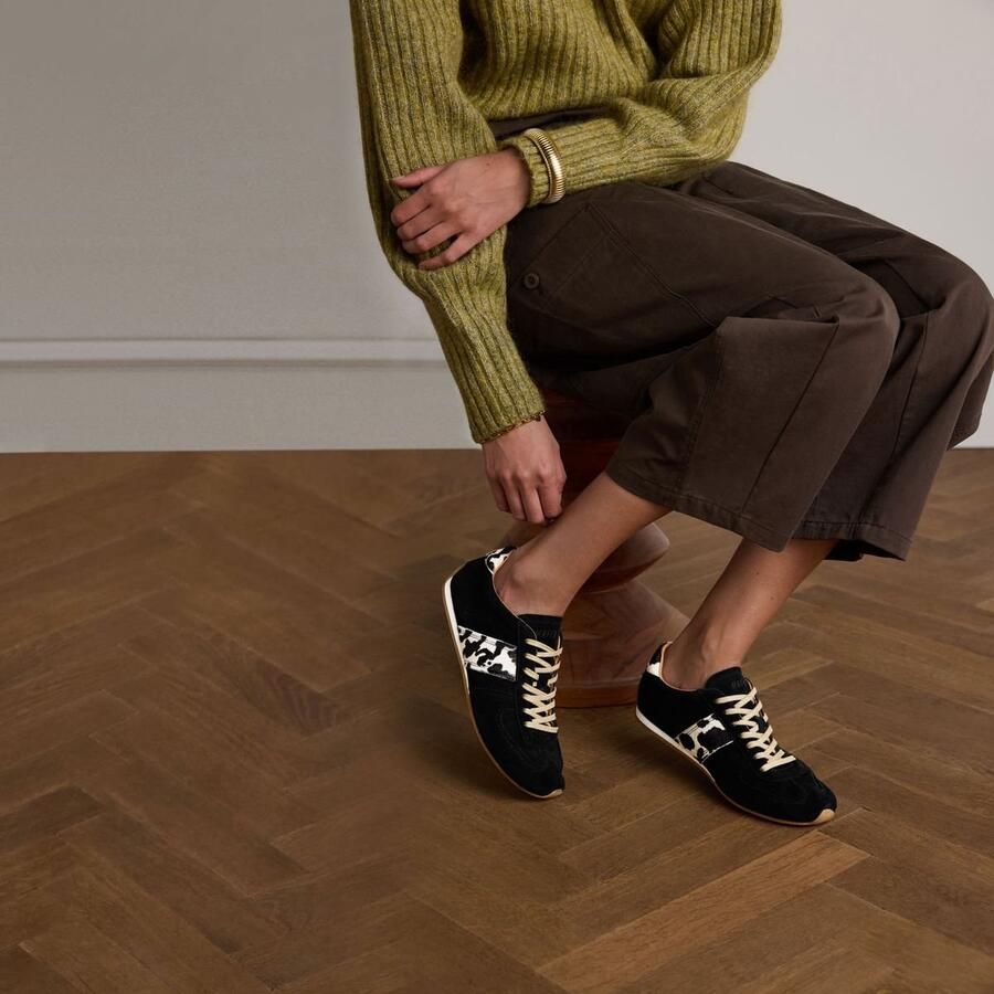 Manfield Dames Zwarte suède sneakers met cow print detail