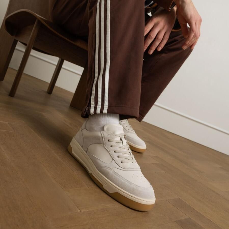 Manfield Heren Off white leren sneakers met suède details