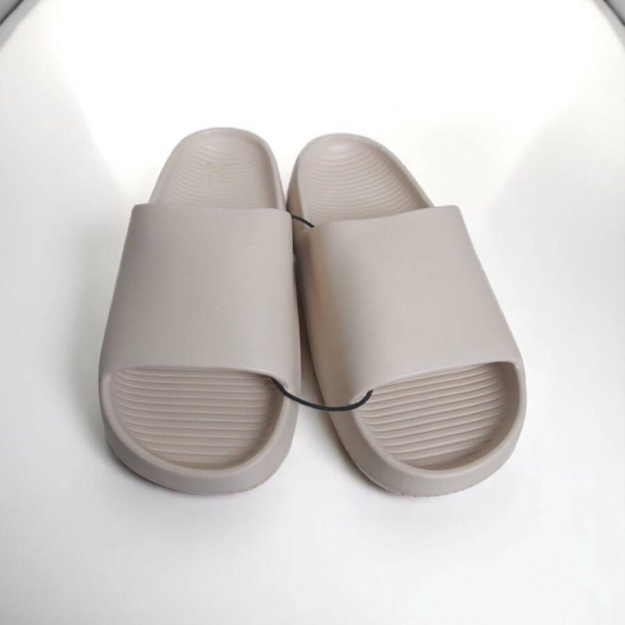 Merkloos Unisex slippers effen beige 40 (advies bestel 1 maat groter)