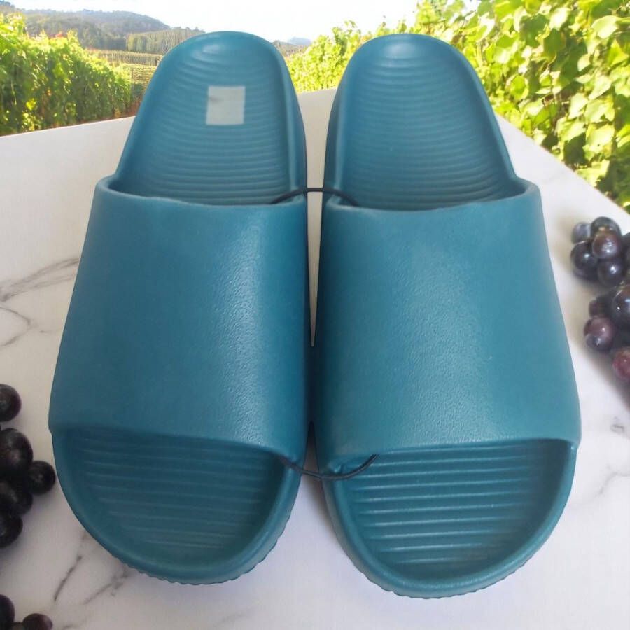 Merkloos Slippers effen groen 42 Unisex voor dames en heren