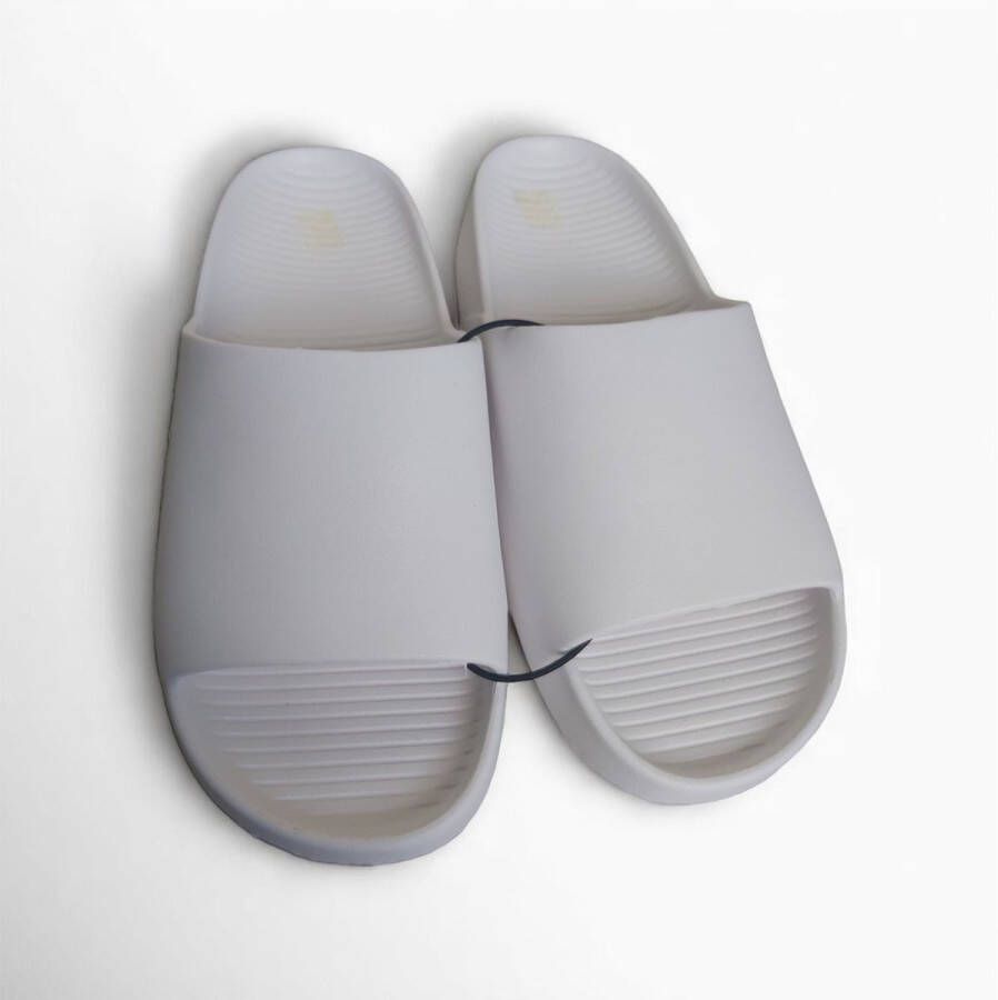 Merkloos Unisex slippers effen wit 45 (advies bestel 1 maat groter)