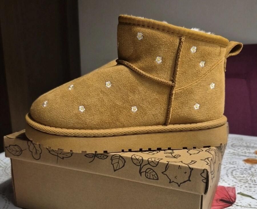 Merkloos Camel winterboots met bloemetjes