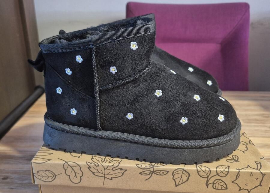 Merkloos Zwarte winterboots met bloemetjes