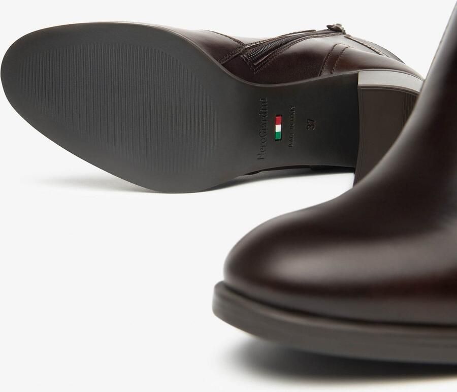 Nerogiardini Leren enkellaarsjes met decoratieve gesp