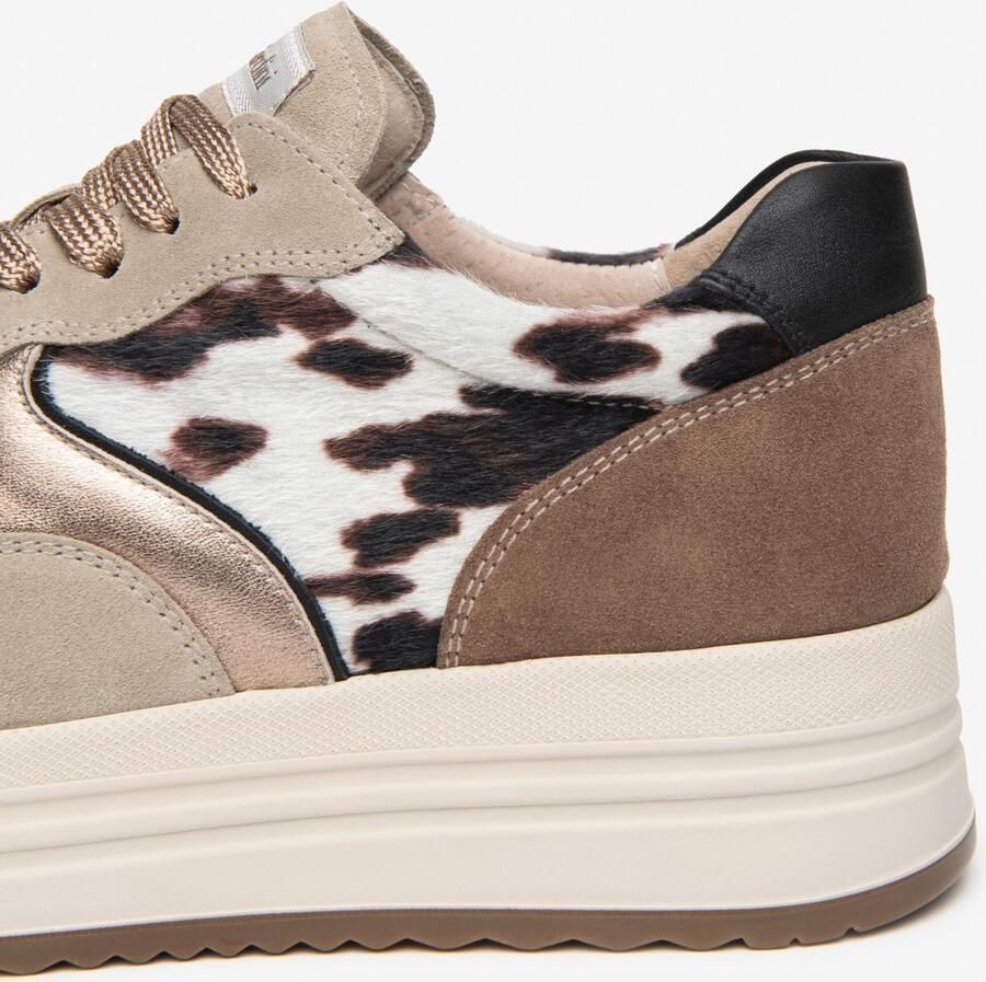 NeroGiardini Sneaker Velour Lunare Taupe Grijs Ilka 700 Velour Mou P Fashion Wear Vrouwen