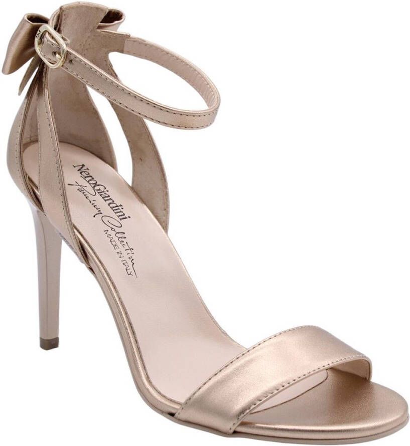 Nerogiardini Gouden gelamineerde sandalen met uitlopende hak