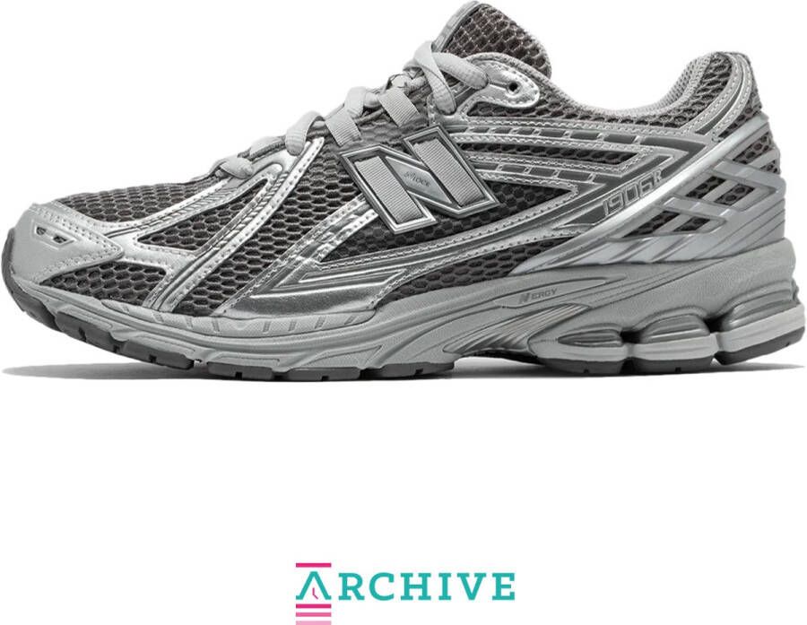 New Balance 1906R sneaker met mesh details