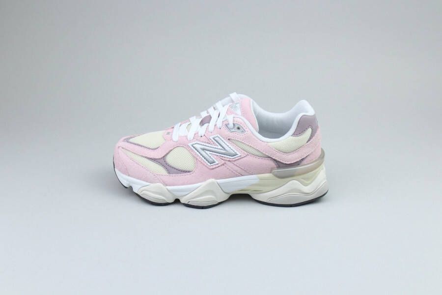 New Balance 9060 (GS) Lifestyle in lichtroze formaten: 38.5
