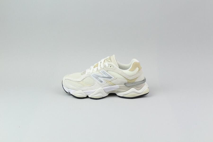 New Balance 9060 sneaker van mesh met suède details