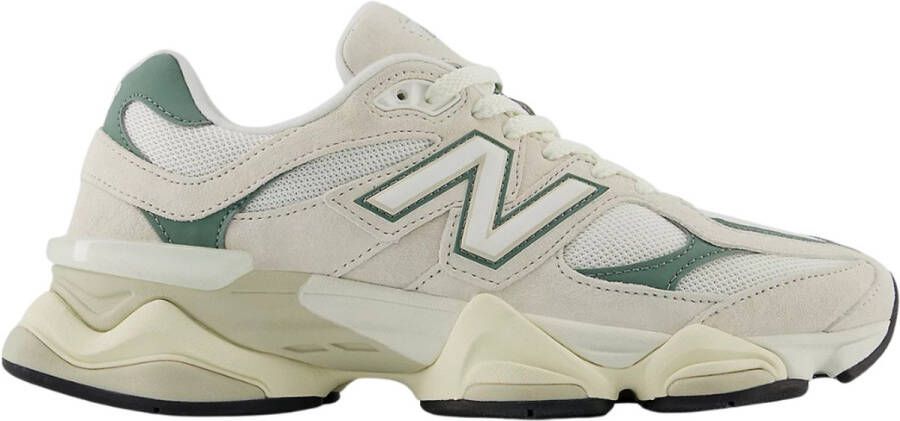 New Balance 9060 Lifestyle in beige formaten: 37.5