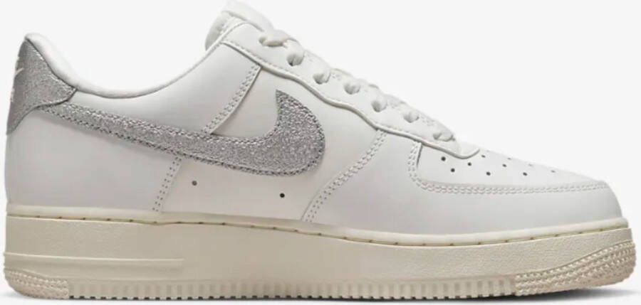 Nike Wmns Air Force 1 '07 Basketball Schoenen summit white metallic silver sail white maat: 37.5 beschikbare maaten:37.5