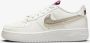 Nike Lage Sneakers Air Force 1 LV8 Double Swoosh Silver Gold Blanc - Thumbnail 3