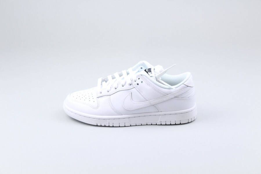 Nike Dunk Low Triple White (2021) (Women's) DD1503-109 Wit Schoenen