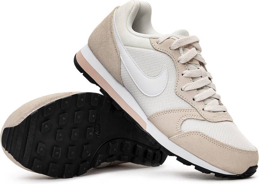 analogie moederlijk Tactiel gevoel Nike Md Runner Dames Sneakers Beige Wit - Schoenen.nl