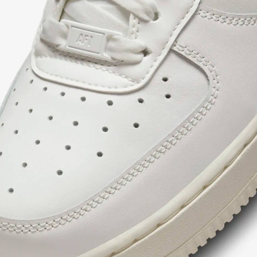 Nike Wmns Air Force 1 '07 Basketball Schoenen summit white metallic silver sail white maat: 37.5 beschikbare maaten:37.5
