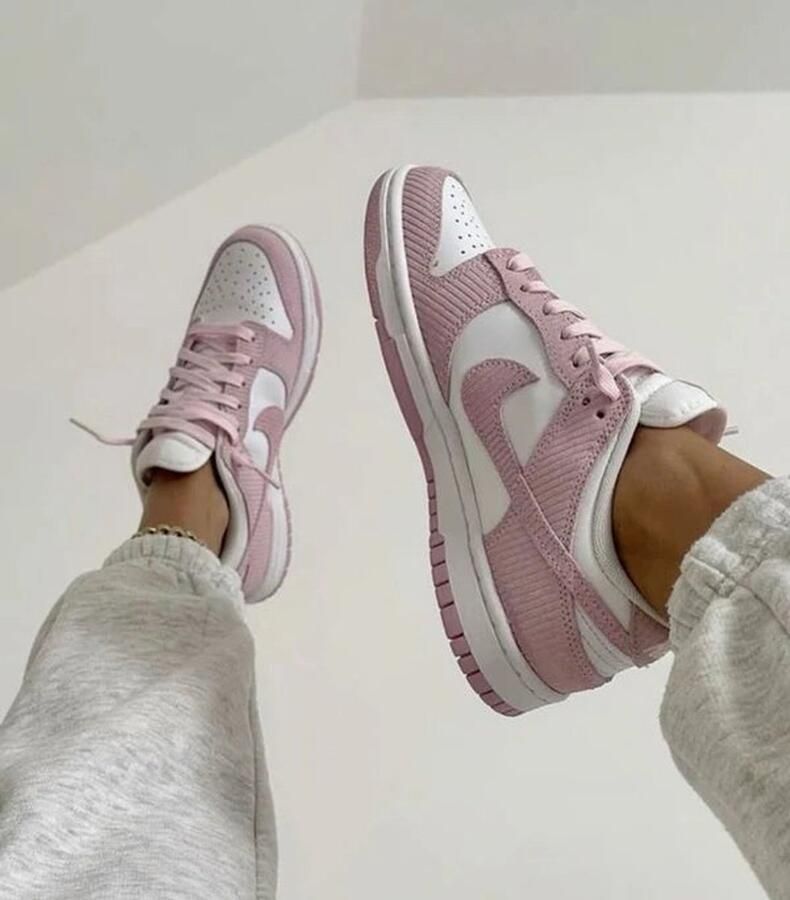 Nike Lage Sneakers Baskets Dunk Low Rose pastel corduroy