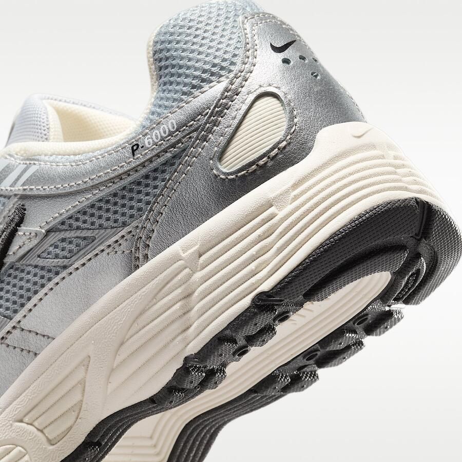 Nike P-6000 GS Metallic Silver Black-Pale Ivory Zilver Zwart P-6000 Lifestyle Kinder Sneakers voor en - Foto 2