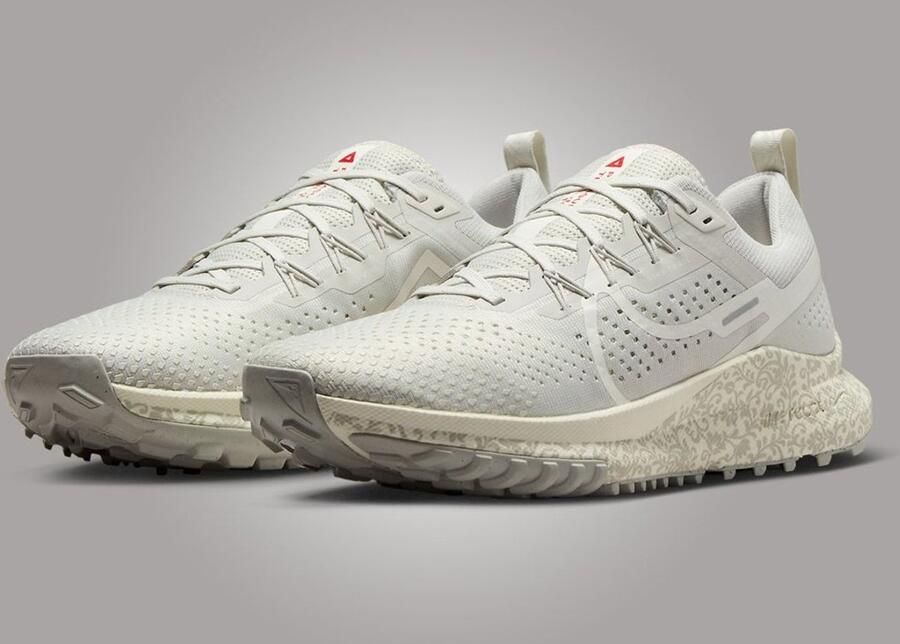 Nike Pegasus Trail 4 Hardloopschoenen Light Bone University Red Medium Soft Pink Sail Wit Rood Pegasus Hardlopen Dames