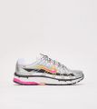 Nike Schoenen P-6000 White Metallic Platinum Hyper Crimson Laser Fuchsia- Heren White Metallic Platinum Hyper Crimson Laser Fuchsia - Wit
