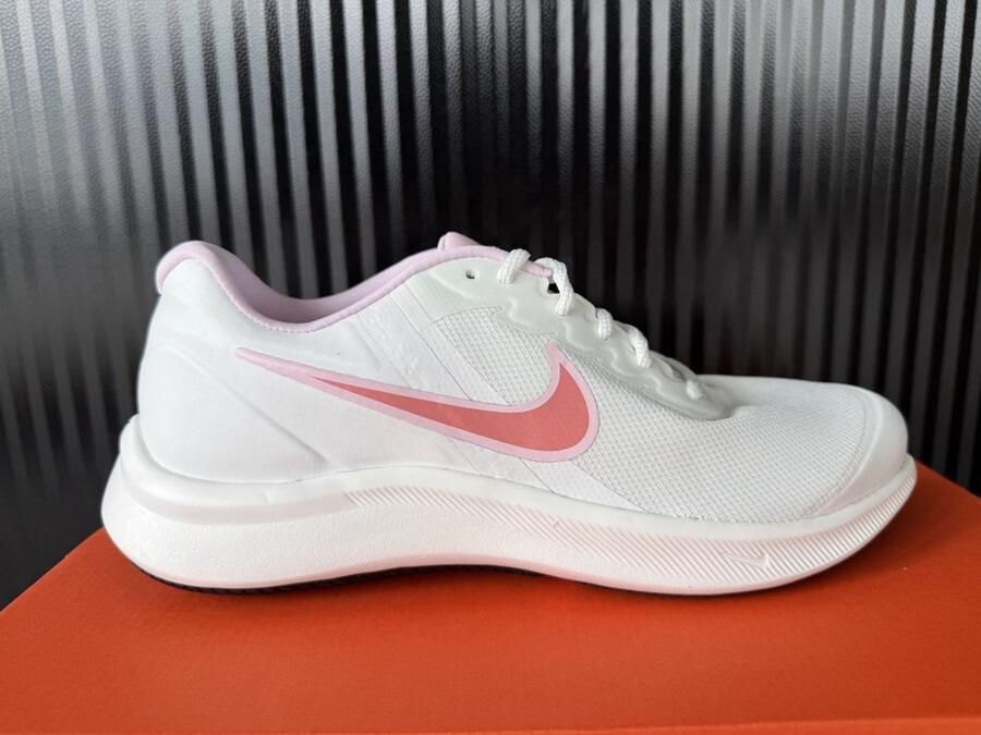 Nike Star Runner 3 SE Summit White Pink Foam Zwart Pink Gaze Wit Roze Star Runner Lifestyle Kinder Sneakers voor en Doos zonder deksel