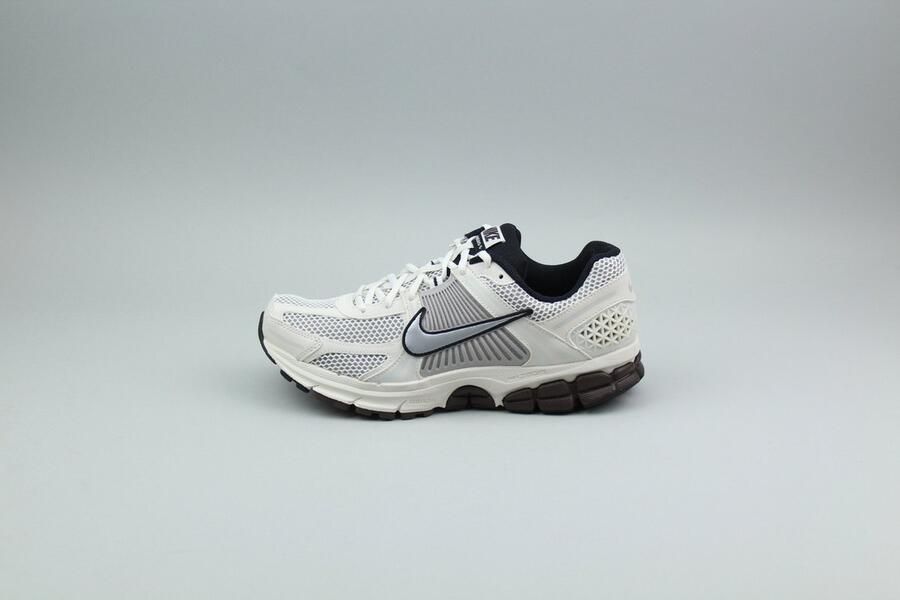 Nike Zoom Vomero 5 Phantom Light Iron Ore Baroque Brown Metallic Platinum- Phantom Light Iron Ore Baroque Brown Metallic Platinum - Foto 3