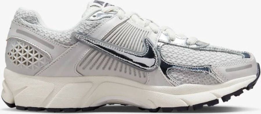 Nike Damesschoenen Zoom Vomero 5 Photon Dust Gridiron Sail Chrome- Dames Photon Dust Gridiron Sail Chrome