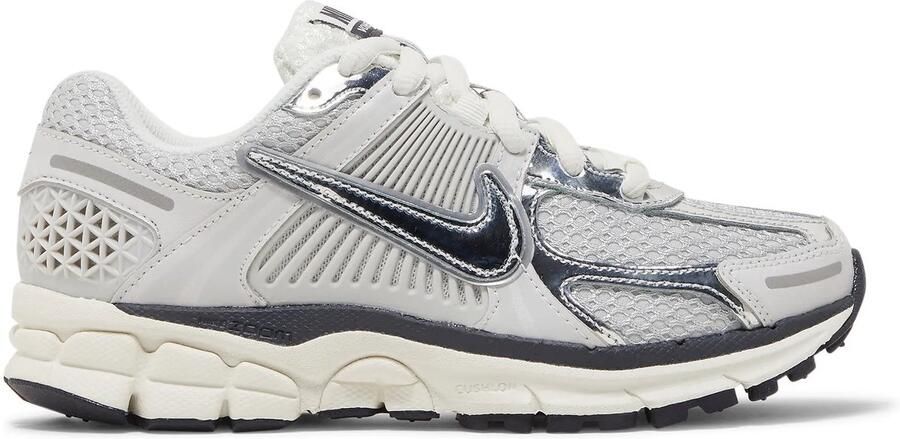Nike Damesschoenen Zoom Vomero 5 Photon Dust Gridiron Sail Chrome- Dames Photon Dust Gridiron Sail Chrome