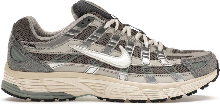Nike Schoenen P-6000 Flat Pewter Light Iron Ore Metallic Silver White- Flat Pewter Light Iron Ore Metallic Silver White