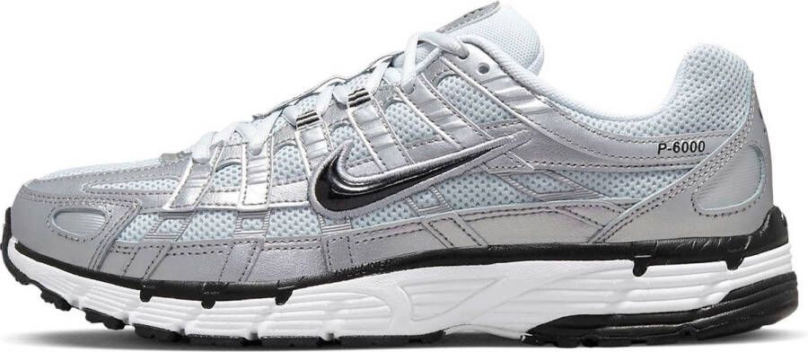 Nike P-6000 White Metallic Silver Pure Platinum Black- Dames White Metallic Silver Pure Platinum Black