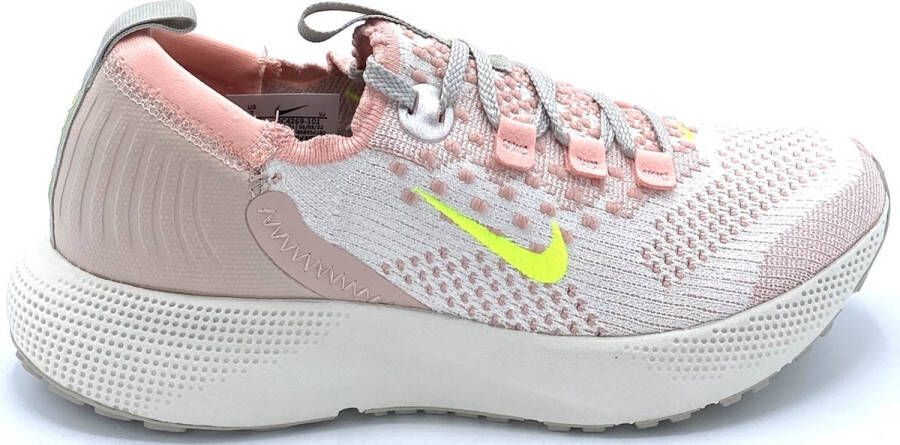 Nike React Escape RN Sneakers Vrouwen Roze
