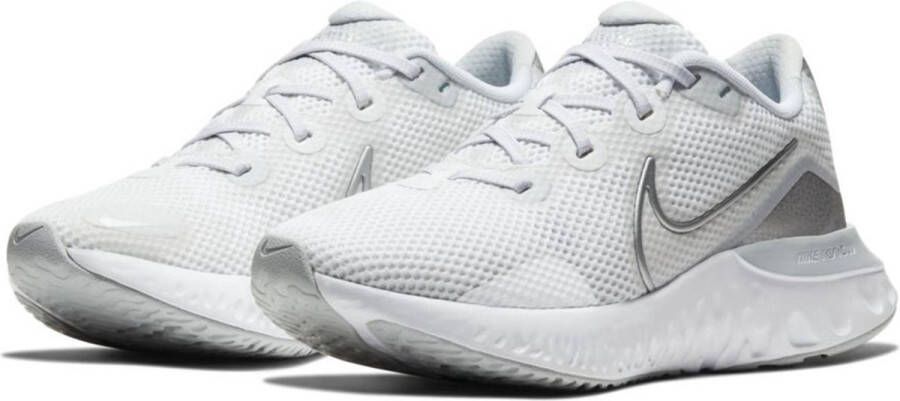 Nike Renew Run Sportschoenen Vrouwen wit zilver